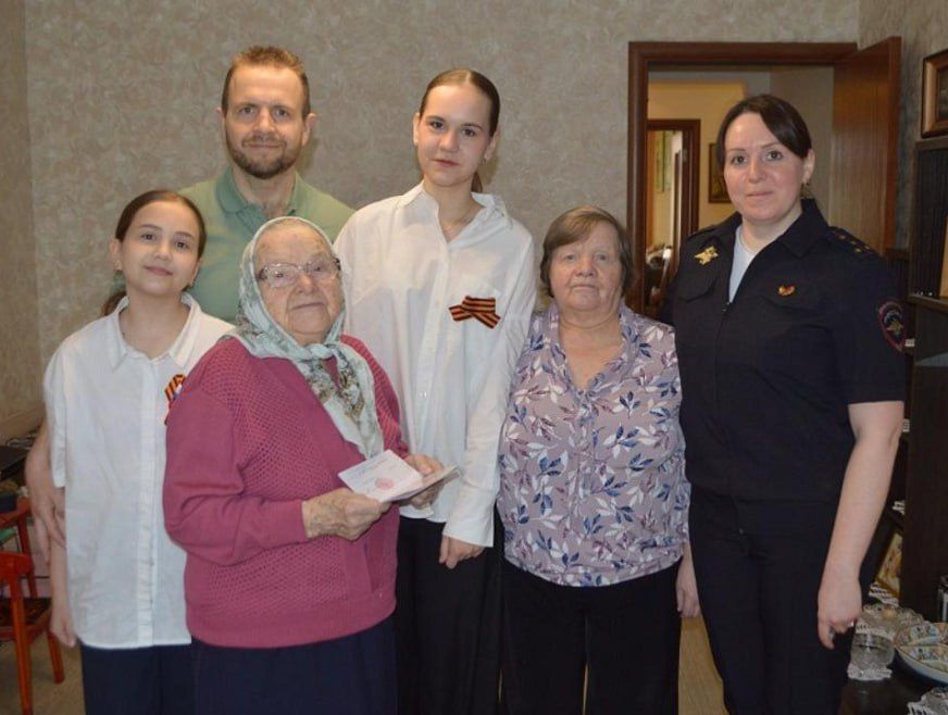Полицейские Щелково вручили российский паспорт 95-летней труженице тыла Великой Отечественной войны