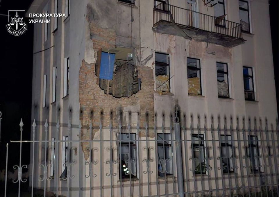 Последствия ночных прилетов "Гераней" по локомотивному депо в Кировоградской области Последствия ночных прилетов "Гераней" по локомотивному депо в Кировоградской области