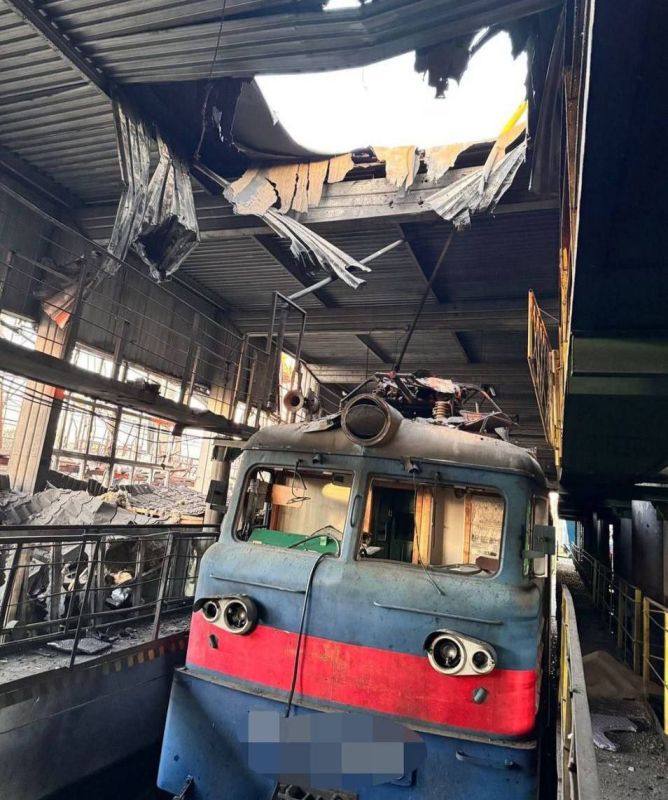 Последствия ночных прилетов "Гераней" по локомотивному депо в Кировоградской области