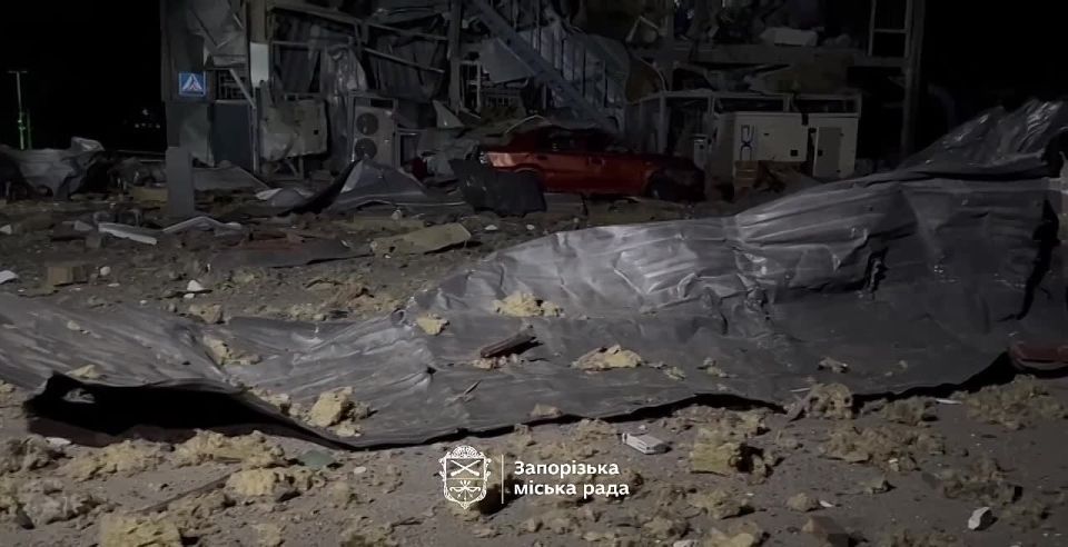 Уже которую ночь и день подряд полыхает под звуки разрывов российских снарядов оккупированное врагом Запорожье