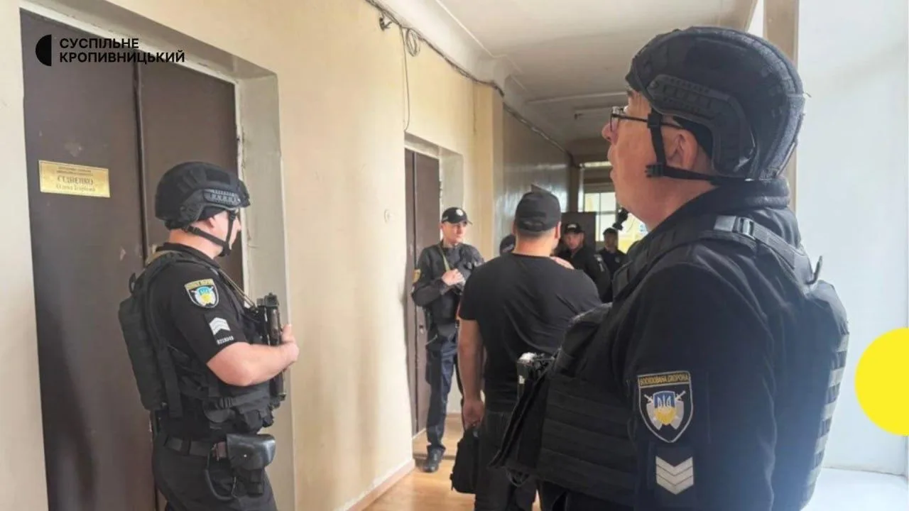 Заммэра Светловодска в Кировоградской области открыл стрельбу из травматического оружия в горсовете, пишут украинские СМИ Заммэра Светловодска в Кировоградской области открыл стрельбу из травматического оружия в горсовете, пишут украинские СМИ